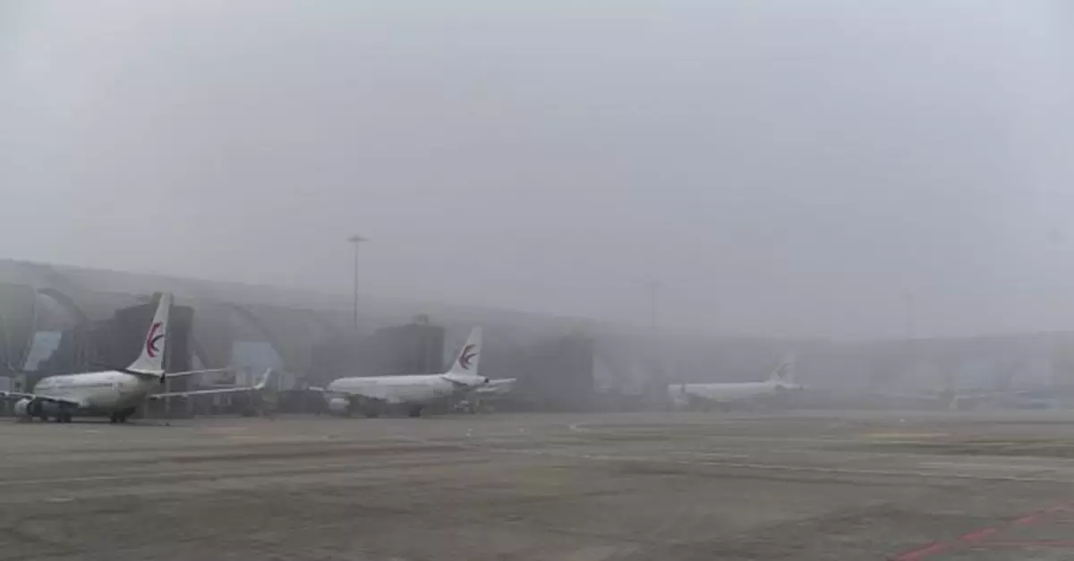 大霧天氣致成都機場超百個航班延誤或取消