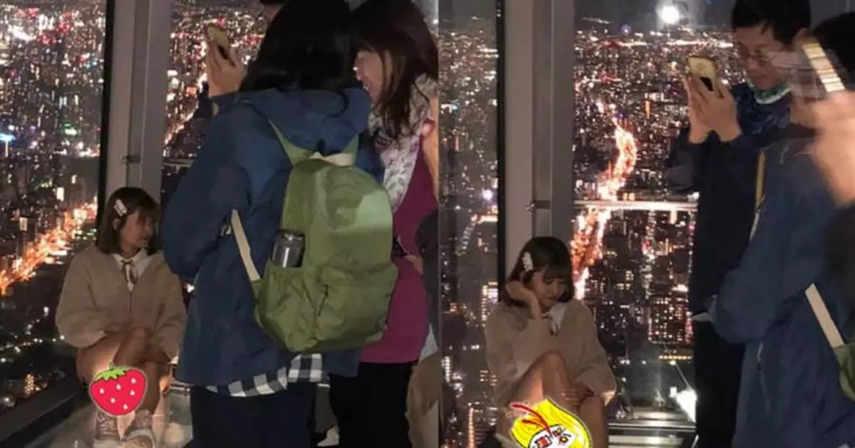 櫻花妹遭玻璃地板出賣 網全臉紅