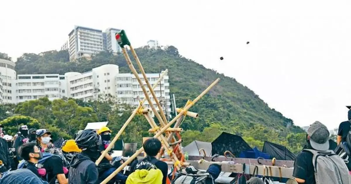 掟數百汽油彈 中大變「兵工廠」
