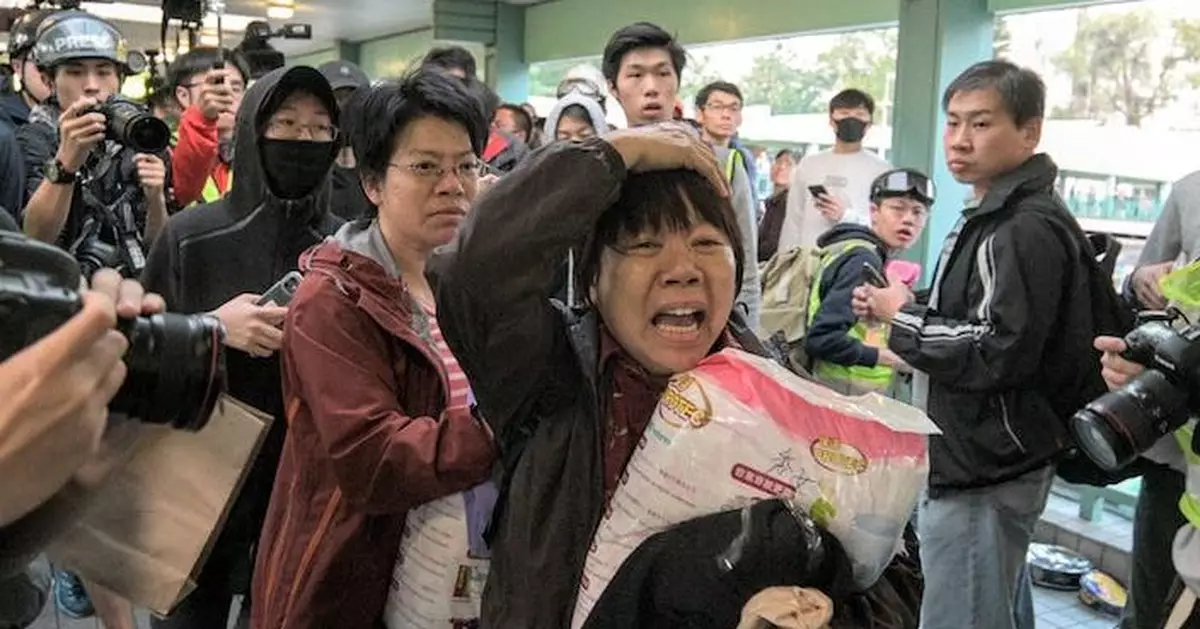 上水示威者圍內地客擲物腳踢 男子疑拍攝被圍遭毆傷