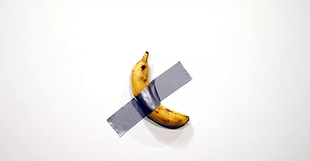 一根膠帶一隻香蕉售價12萬美元 目前已賣出兩隻