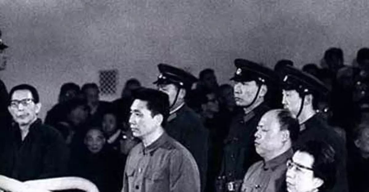 中央八人小組密赴上海瓦解「四人幫」餘黨武裝叛亂