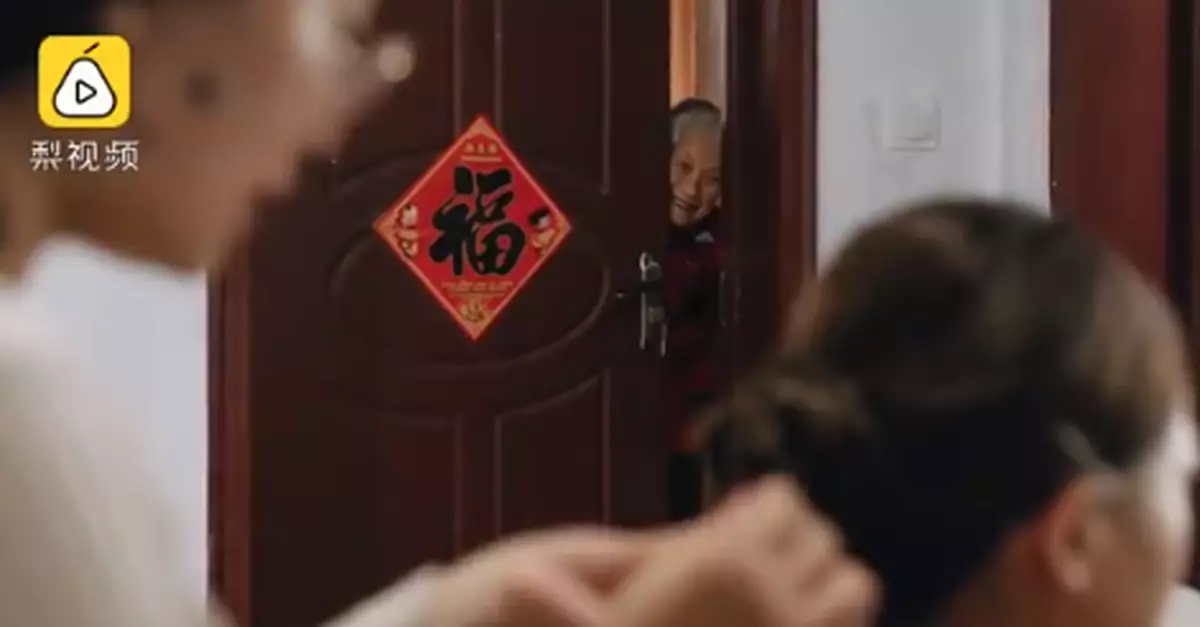 淚崩！新娘結婚拍到奶奶偷看化妝 網友：想奶奶了