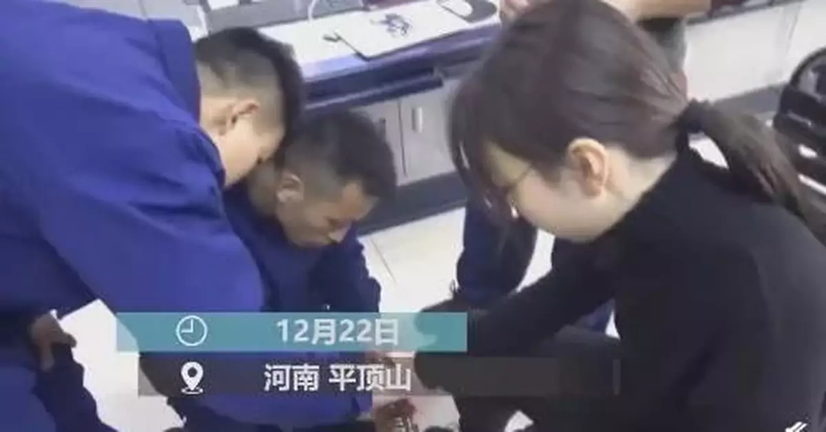 95後消防員被00後女孩叫叔叔 氣氛瞬間尷尬了