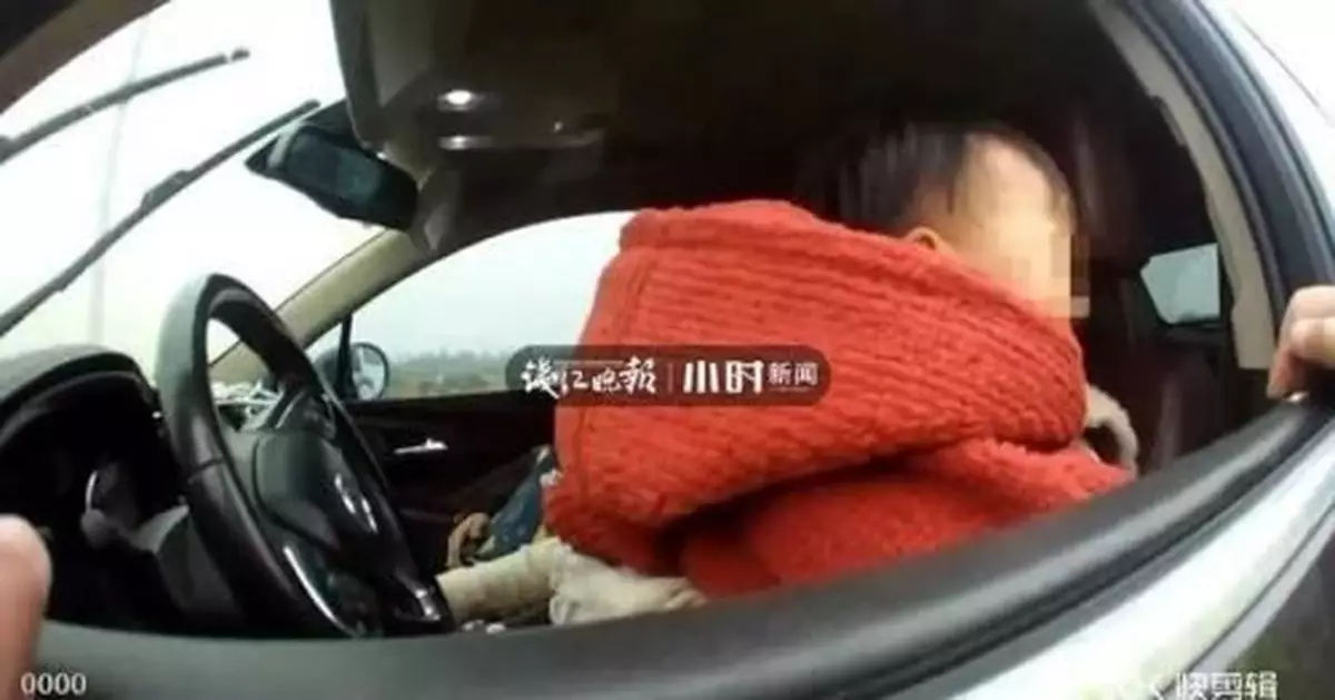 女司機邊開車邊抱孩驚呆交警 全車沒人系安全帶