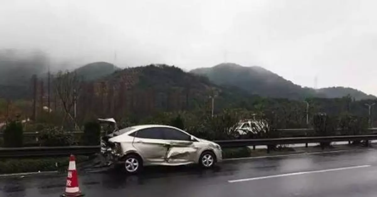 00後沒駕照上高速 追尾後不報警打電話讓爸媽私了