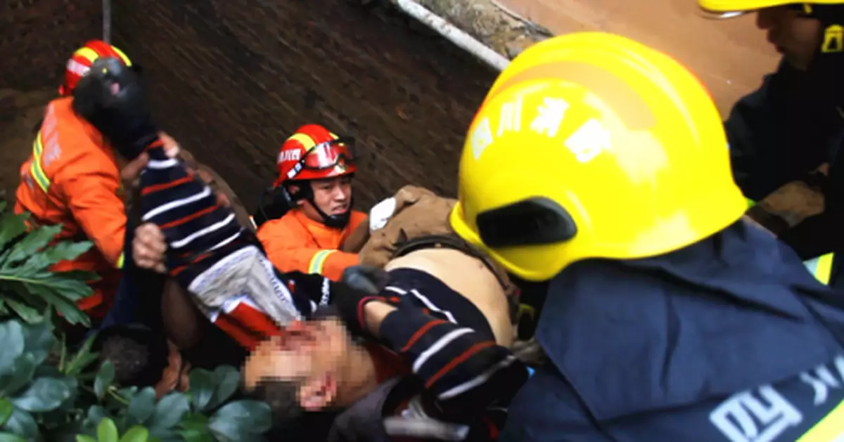 自貢一工地污水井坍塌3人被困 1人基本失去意識