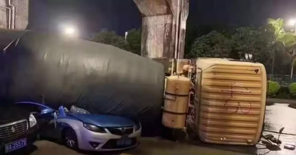 海口一計程車被水泥罐車壓扁 司機乘客5人當場死亡