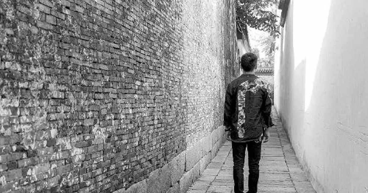 二十多年負案在逃者的「變臉」人生：有三張身份證