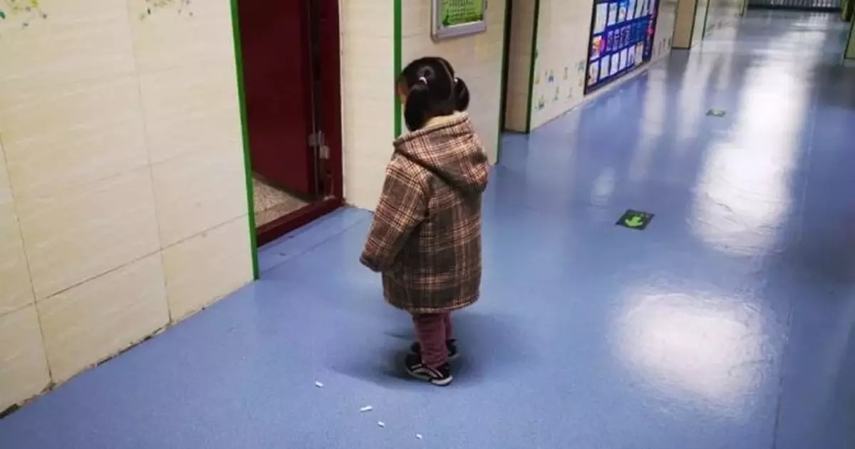 4歲女孩教室門口「罰站」？背後故事讓人心疼