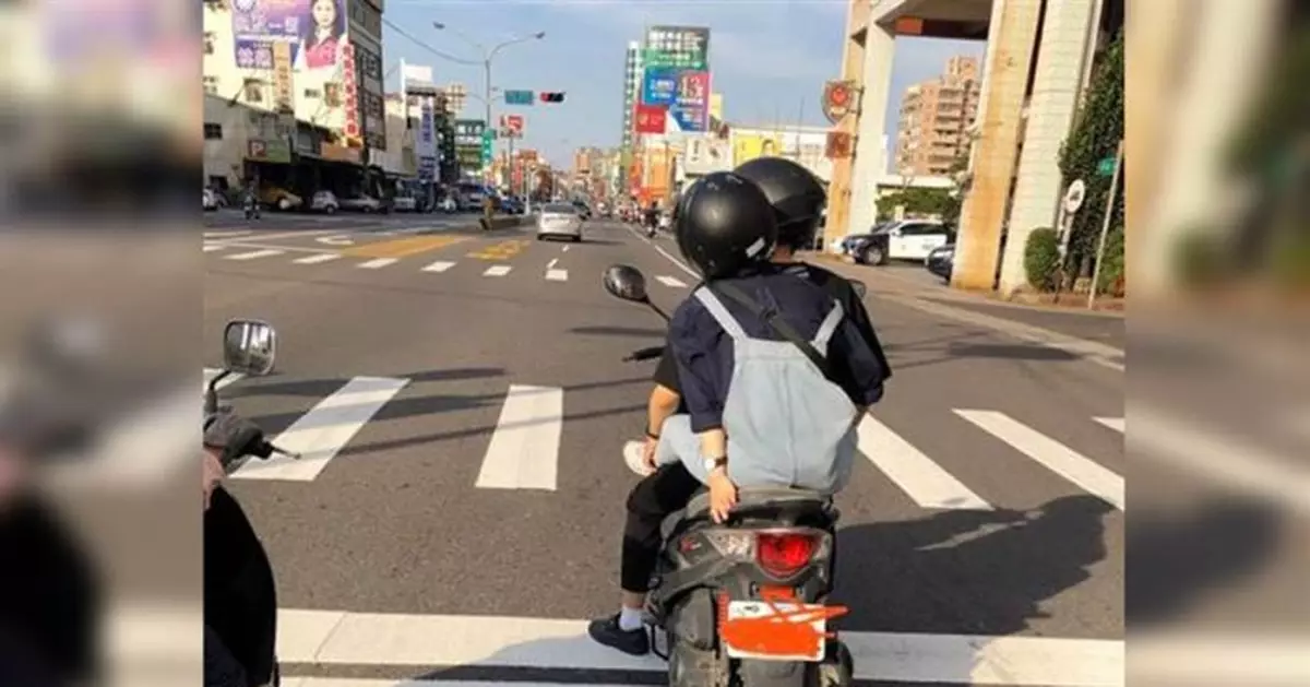 路上情侶雙載「雙腿交疊」網傻眼