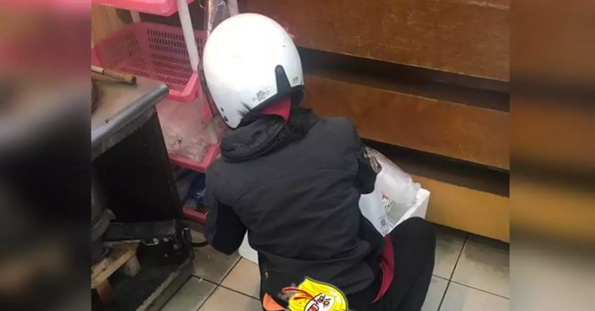 外送妹取餐 一蹲下粉色小丁秒見光