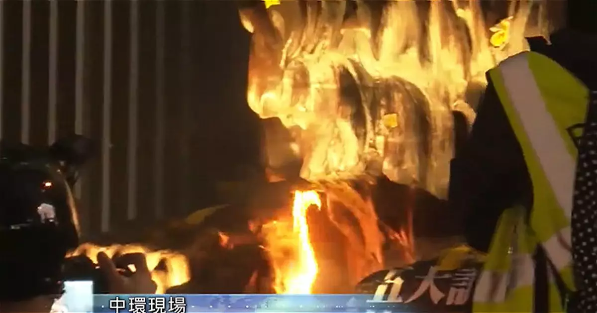 示威者燒滙豐總行獅子像 向中環分行擲汽油彈