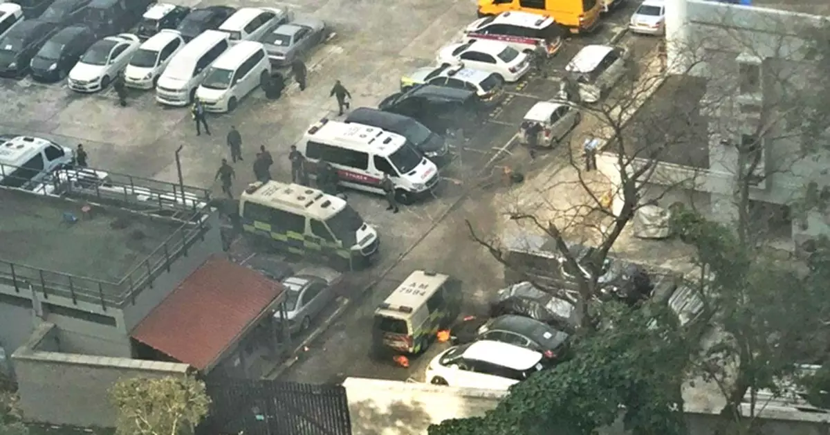 黑衣人向上水警署擲汽油彈 警放催淚煙制止
