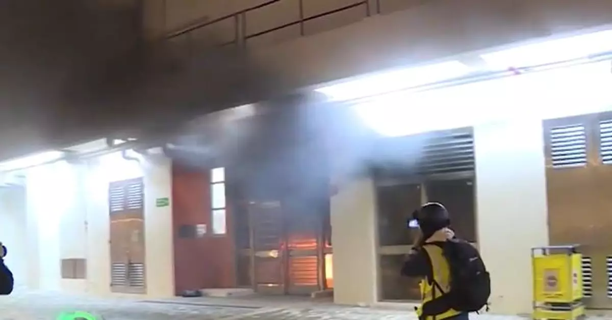 粉嶺居民再堵路防暴警到場 暉明邨大廈大堂被擲汽油彈