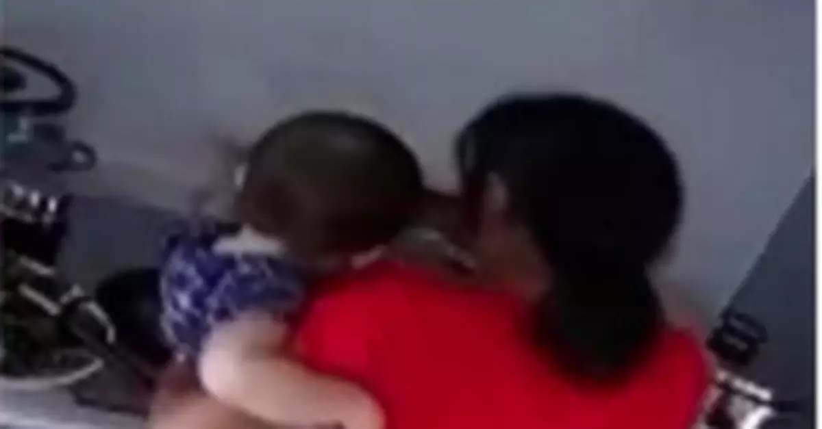 新加坡16個月大女嬰遭保姆虐待 母親看監控心碎