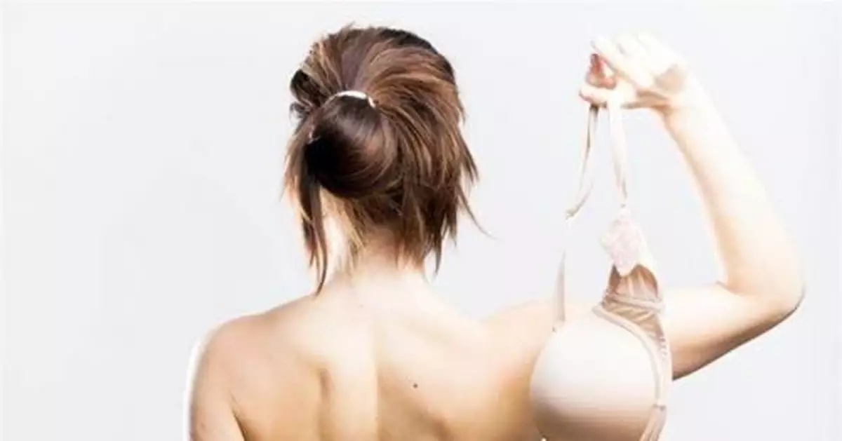 妙齡女看電影吃爆米花 醒來胸罩有腥味…