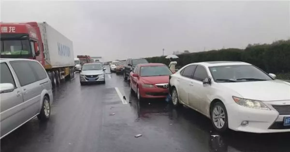 春運首日 女司機高速上遇追尾 下車看車損時被撞飛