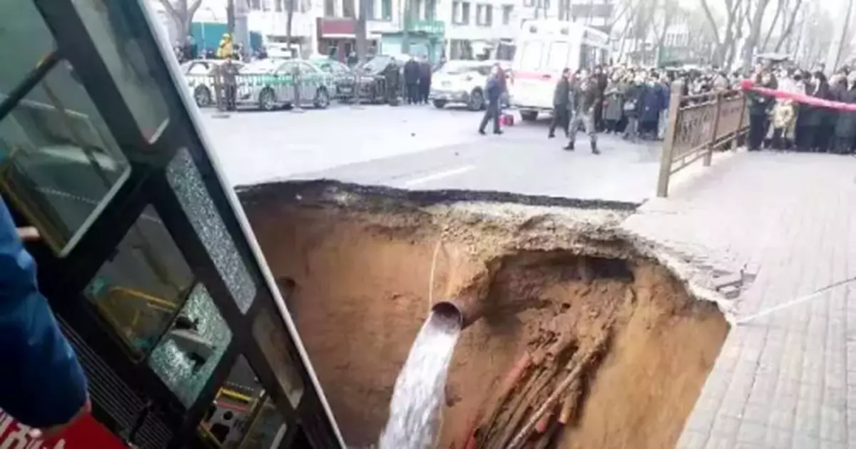 西寧路面塌陷公交車掉入，失聯人數上升至10人