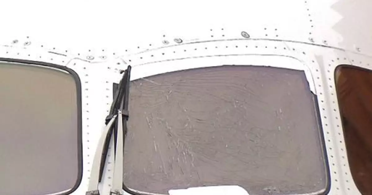 日航一飛上海波音客機起飛滑行途中駕駛艙玻璃開裂