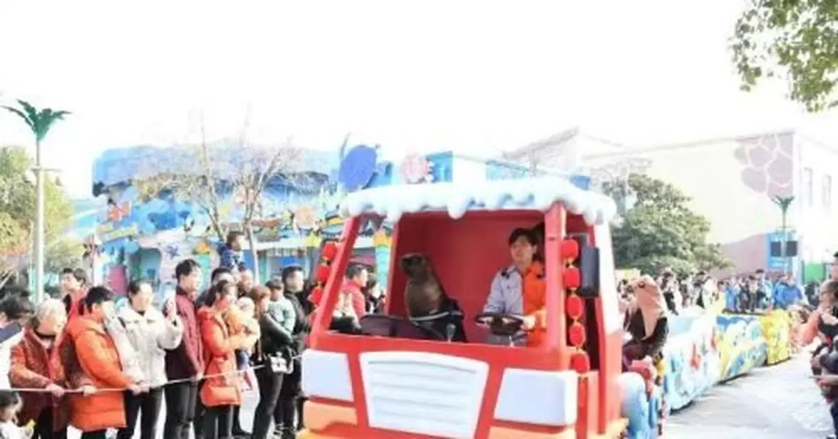 武漢一樂園搞「動物大巡遊」:現場遊客眾多 十分熱鬧