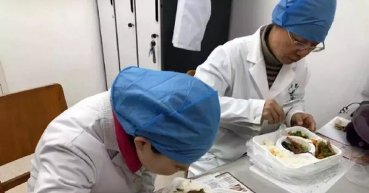 奮戰在抗疫一線的他們吃飯為什麼不用筷子？