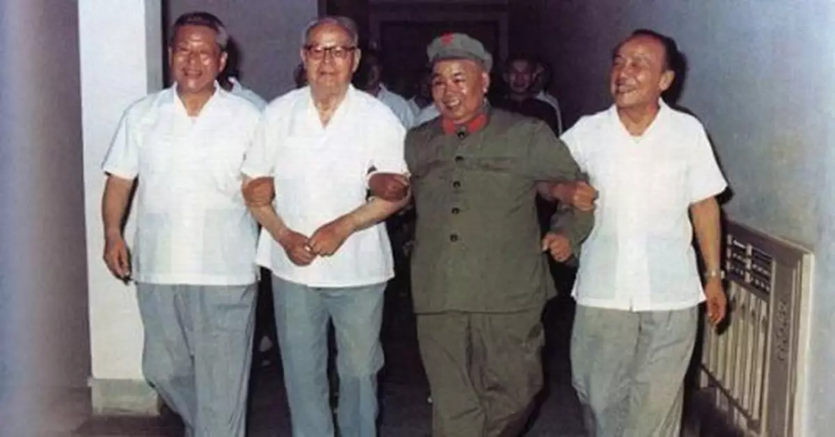 1967年周恩來批葉劍英：大鬧懷仁堂竟拍十多次桌