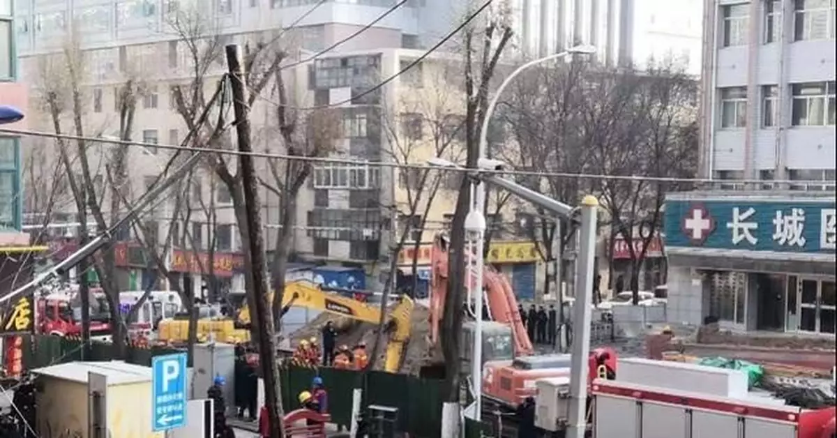 西寧路面塌陷 墜坑公交女司機被救出治療