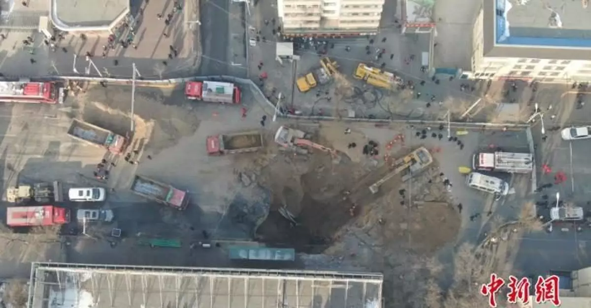 西寧路面塌陷事故致10人失聯 應急管理部趕赴現場