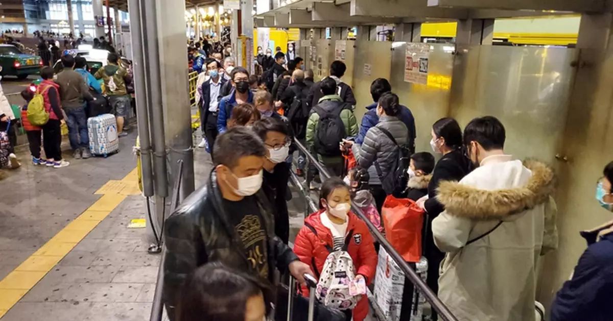 深圳灣口岸入夜後來港人潮不絕  市民等巴士逾1小時