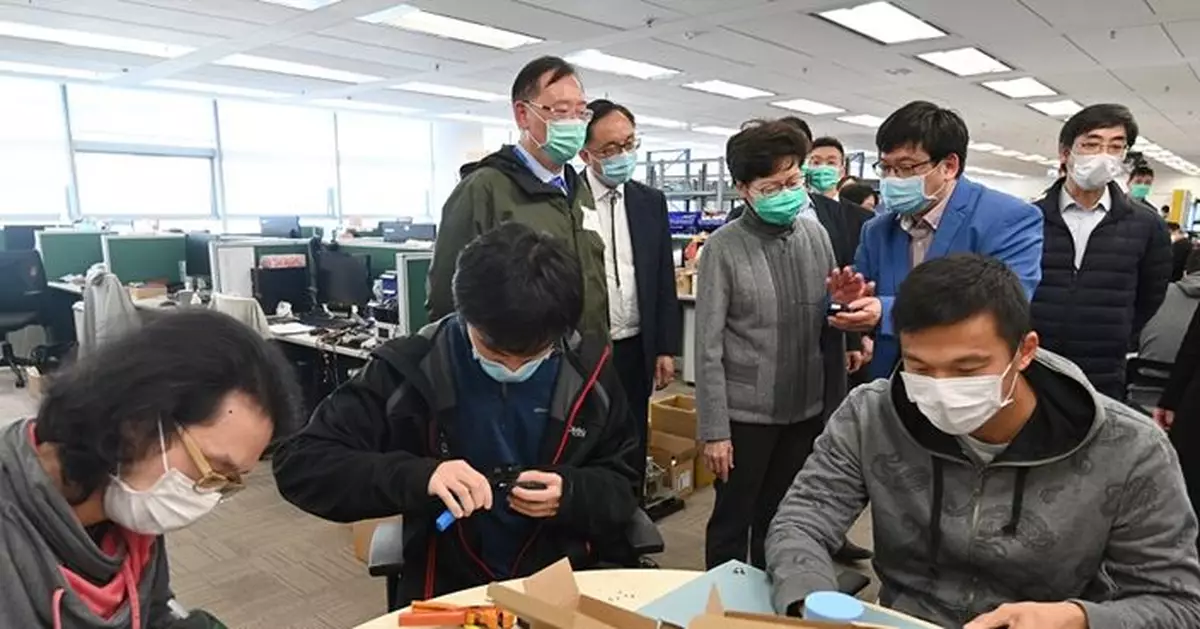 林鄭月娥視察科學園生產電子手環  近2000個手環可供使用