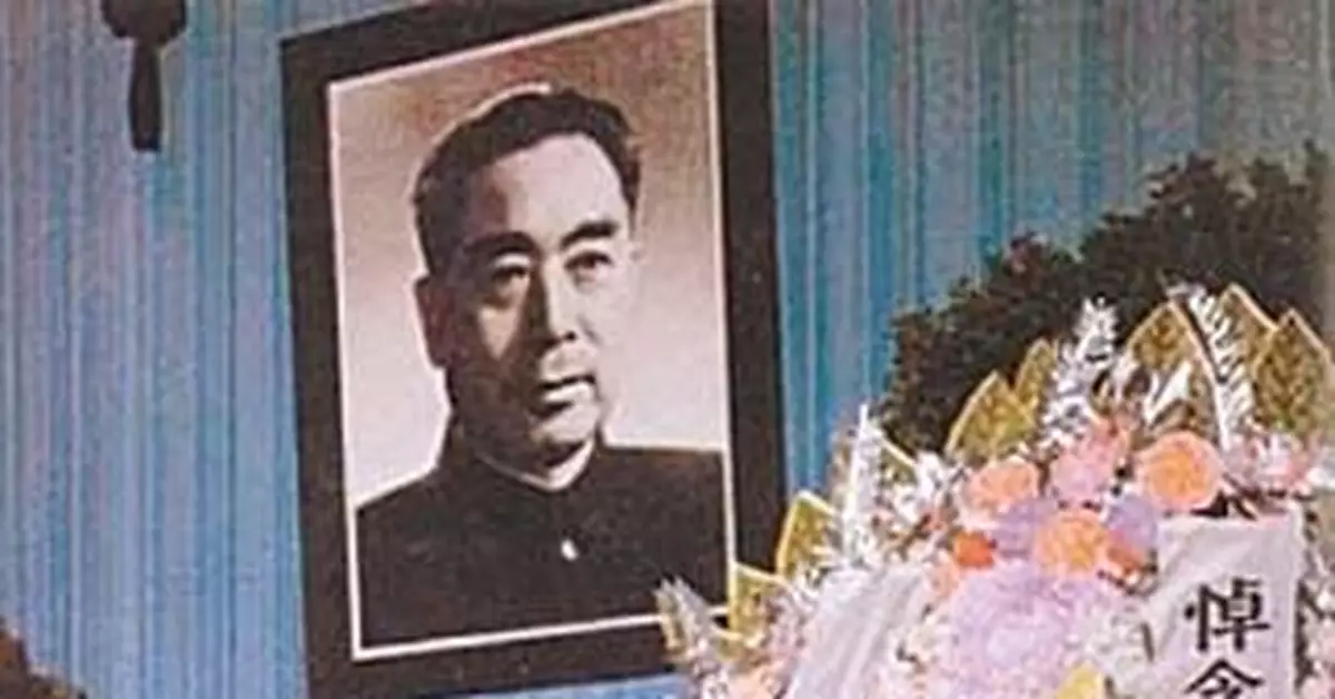 1976年新年時的毛澤東、周恩來和鄧小平(圖)