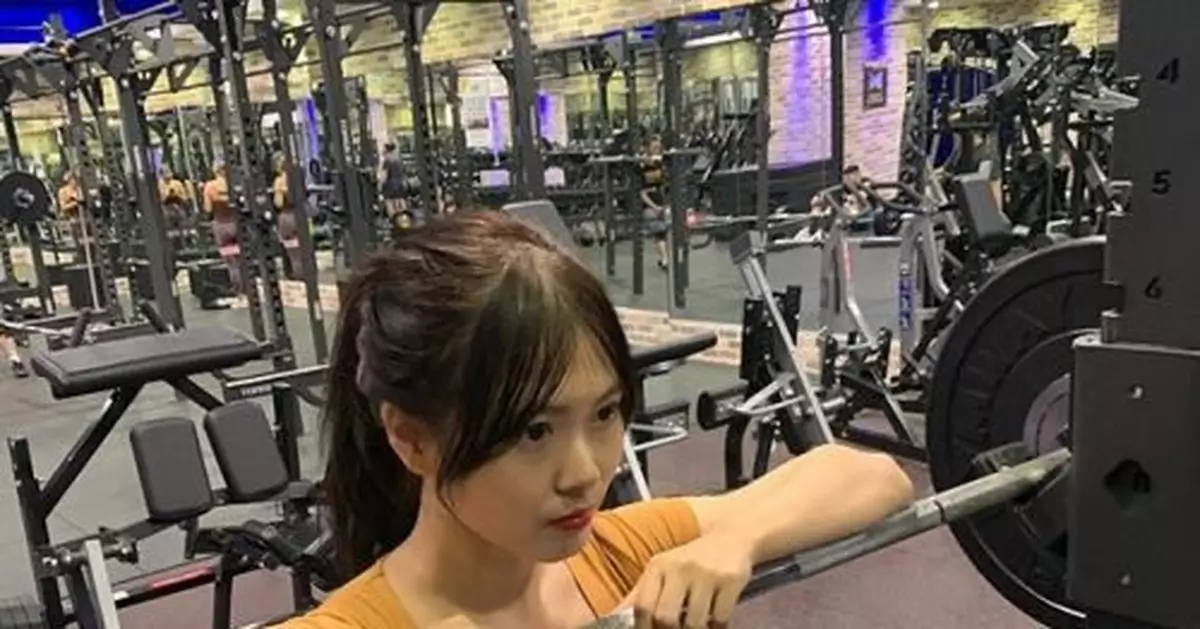 健身正妹挺胸重訓 邪惡視角讓人看了鼻血直流