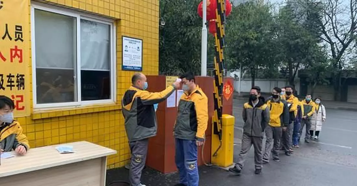 復工潮下的忙碌：快遞小哥院外催取件 背娃雲辦公