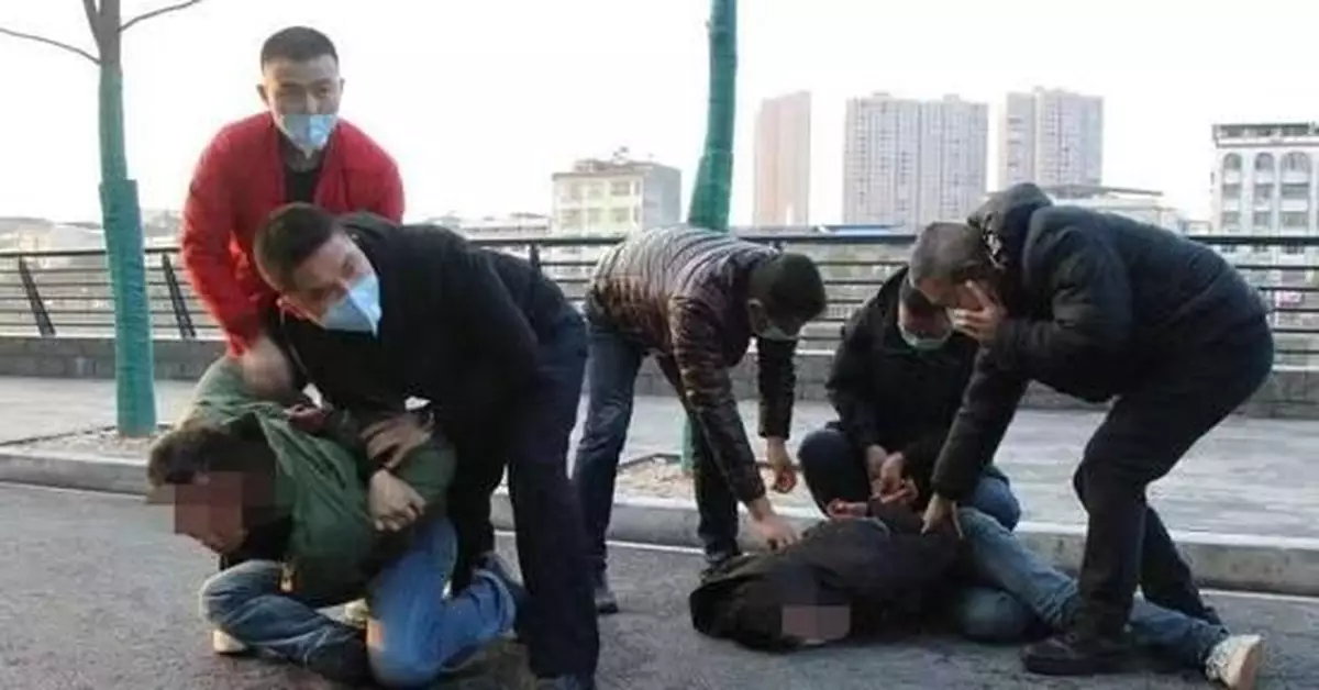 湖北通城兩男子籌集毒資 飛車搶奪防控人員肩包