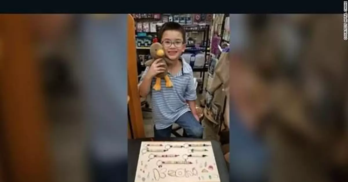 美國8歲男孩義賣鑰匙鏈籌到近三萬 捐給七所學校