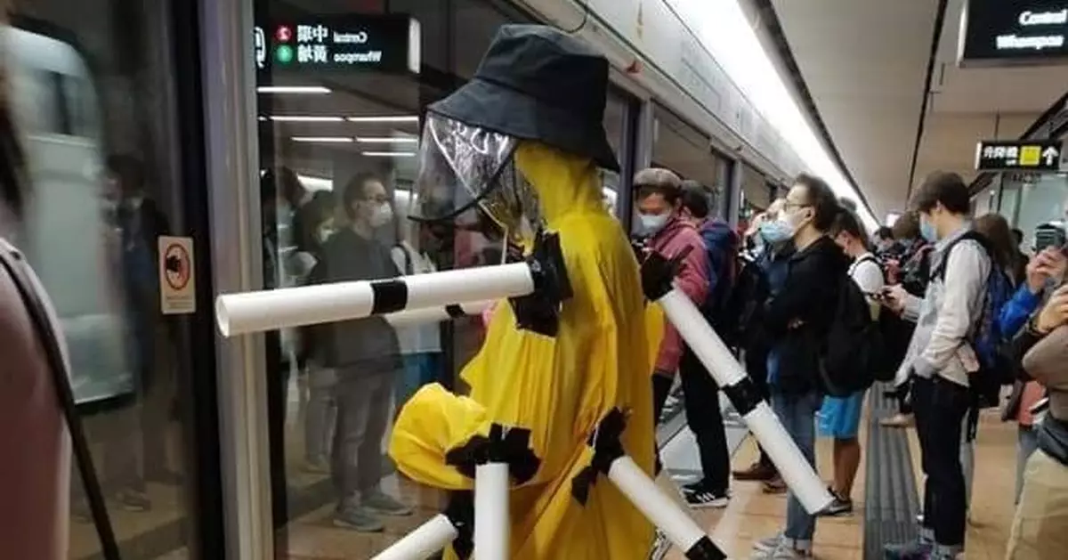 港鐵現雨衣怪客全身黐膠管 疑為防疫保持距離