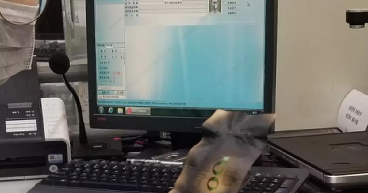 老人疑心鈔票有「病毒」竟放進微波爐加熱