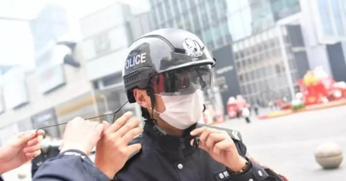 「黑科技」體溫測量頭盔亮相成都街頭