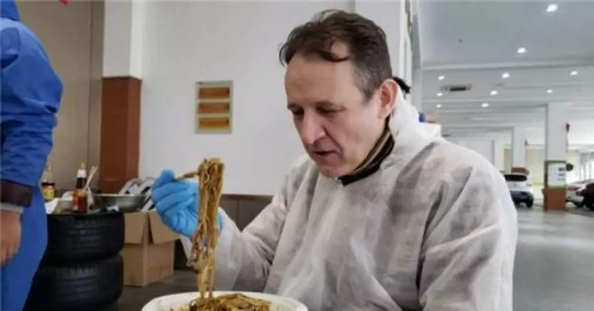 在武漢，有一個手機不離手的志願者，很特別