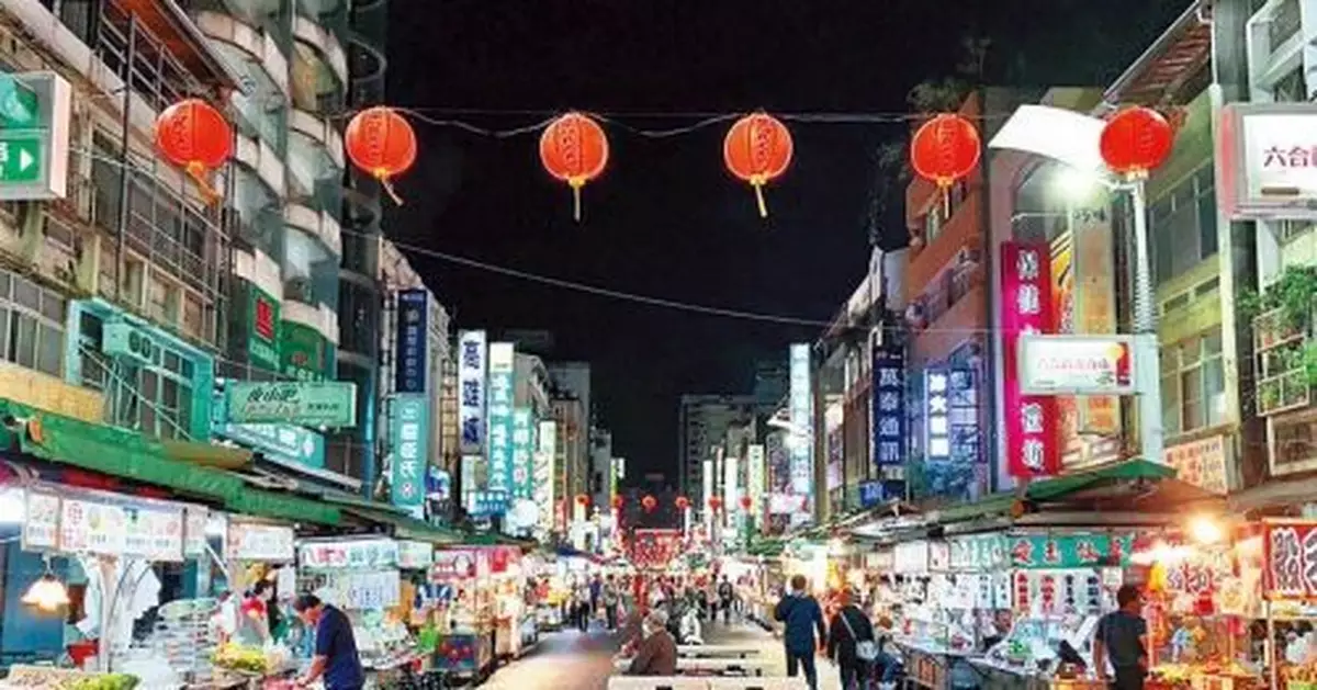 疫情衝擊！夜市驚見比基尼正妹賣肉羹