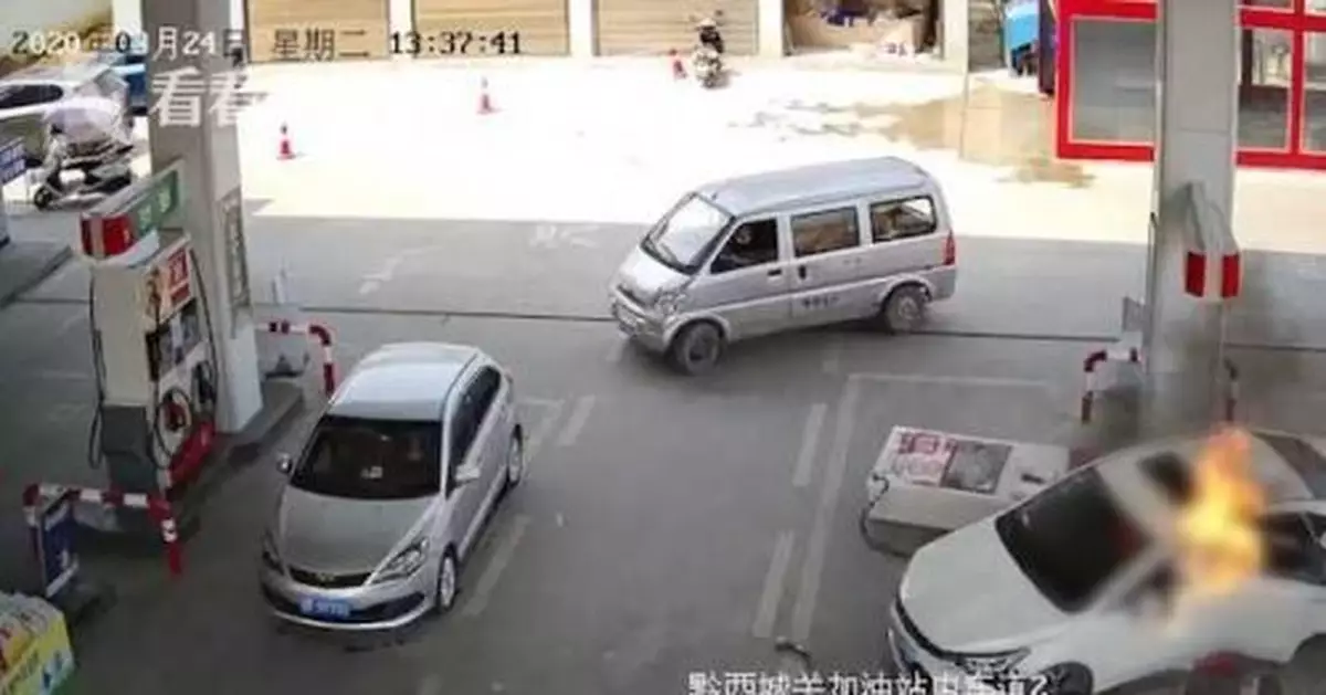 驚魂！燃燒轎車衝進加油站 一人渾身是火跳下車