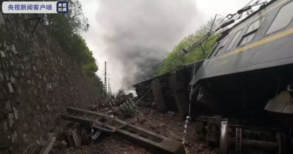 一客運列車湖南境內撞上塌方體導致脫線傾覆起火