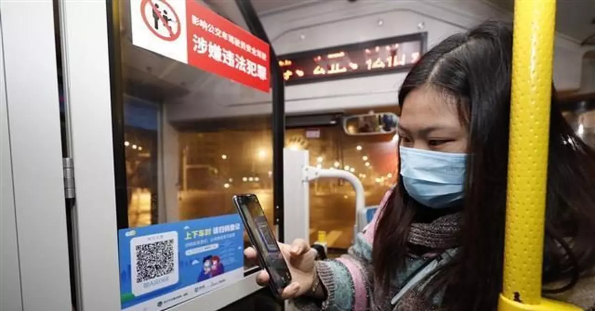 5點32分，恢復運營的武漢公交迎來了第一位乘客