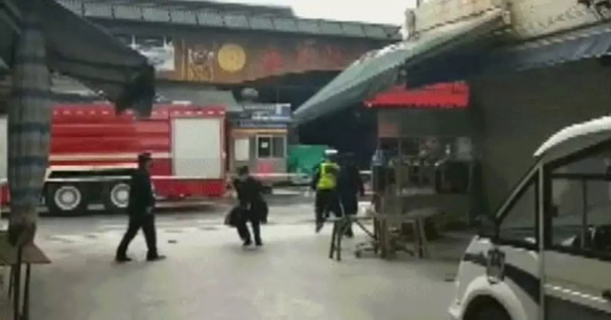 廣西農貿市場火災有消防員被埋壓 已救出2名消防員