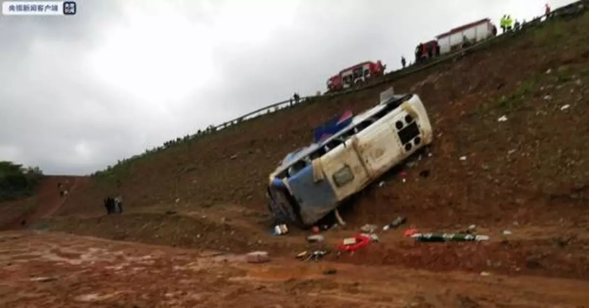 江西景德鎮一客運中巴側翻滾下坡17米 致6死12傷