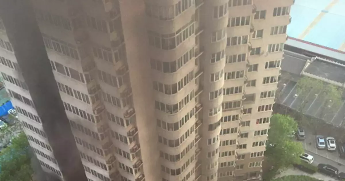 朝陽一小區兩車起火,濃煙幾十米高!消防車卻進不來