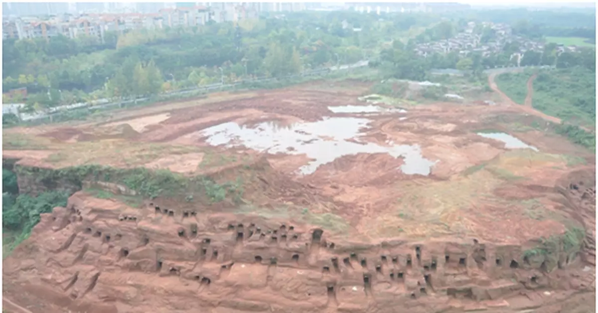 四川金堂發掘219座崖墓 這兩件精美玻璃耳璫「亮了」