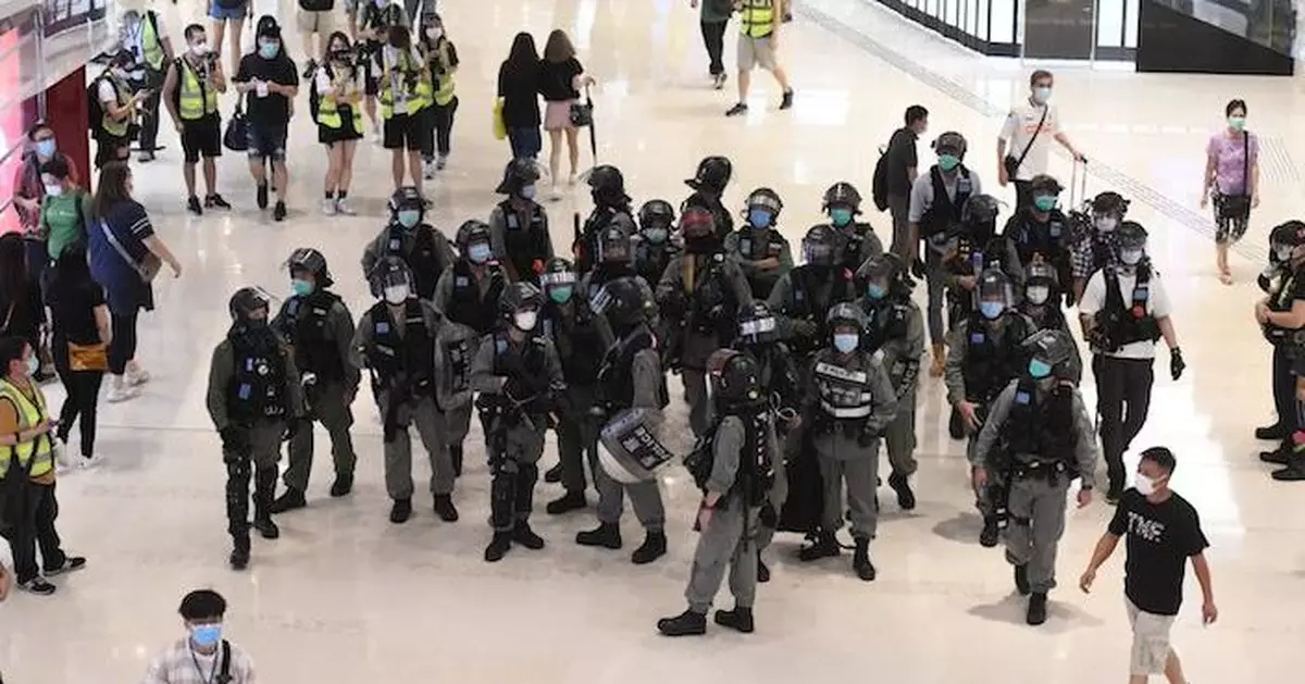 網民元朗商場聚集 警截查驅散 多人發限聚令