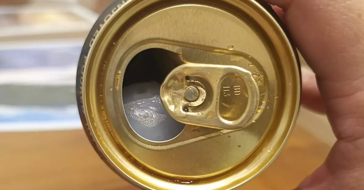飲罐裝黑啤酒驚見白色塑膠球 內行人解話：係正常嘅